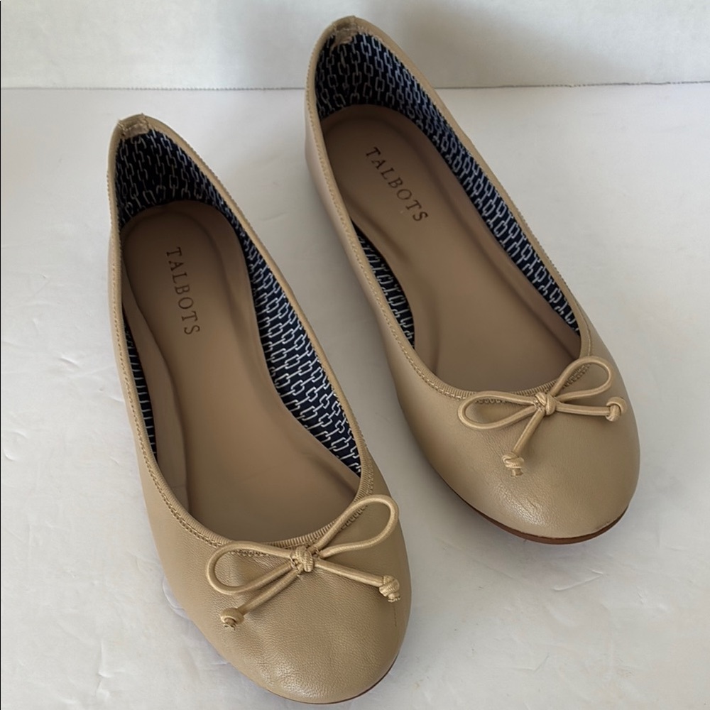 Talbots tan flat shoes
Size 7M women’s